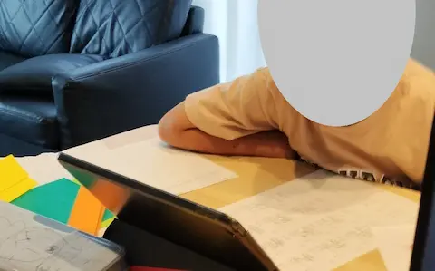 タブレットで子供が勉強する様子